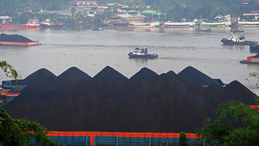Sebuah tongkang yang mengangkut batu bara di Sungai Mahakam di Samarinda, Kalimantan Timur, Indonesia./Bloomberg-Dimas Ardian