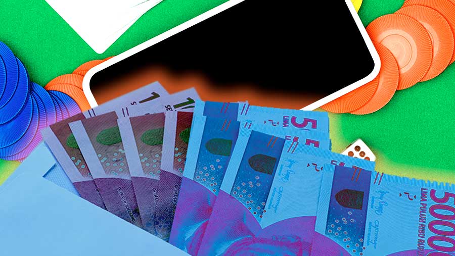 Ilustrasi judi online dengan latar bantuan sosial (Diolah)