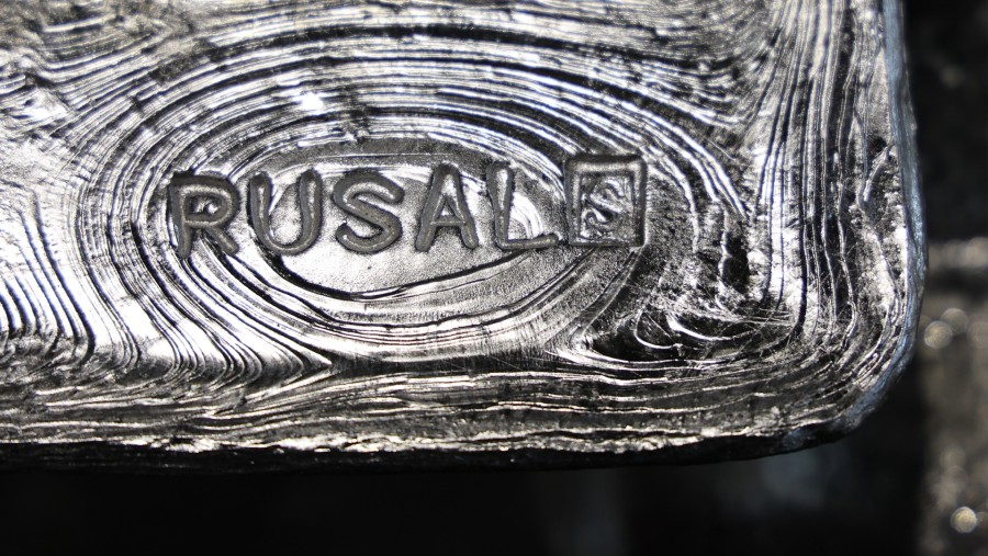 Logo Rusal yang tercetak pada ingot aluminium hasil pengecoran baru di fasilitas pengecoran Pabrik Peleburan Aluminium Sayanogorsk./Bloomberg-Andrey R