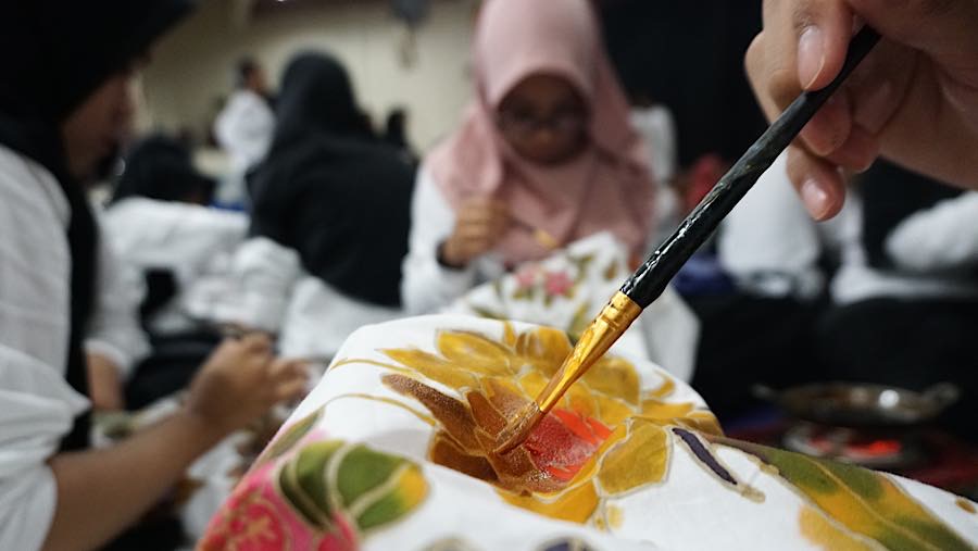 Siswa SLB mengikuti pelatihan seni kriya di Pusat Pelatihan Seni Budaya (PPSB) Tanah Abang, Jakarta, Jumat (4/9/2026). (Bloomberg Technoz/Andrean K)