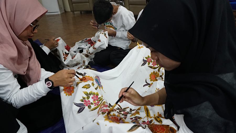 Siswa SLB mengikuti pelatihan seni kriya di Pusat Pelatihan Seni Budaya (PPSB) Tanah Abang, Jakarta, Jumat (4/9/2026). (Bloomberg Technoz/Andrean K)