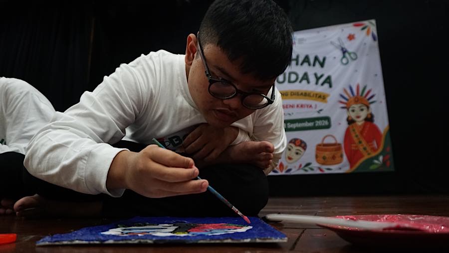 Siswa SLB mengikuti pelatihan seni kriya di Pusat Pelatihan Seni Budaya (PPSB) Tanah Abang, Jakarta, Jumat (4/9/2026). (Bloomberg Technoz/Andrean K)