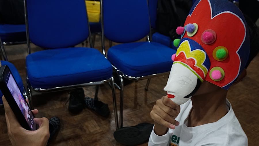 Siswa SLB mengikuti pelatihan seni kriya di Pusat Pelatihan Seni Budaya (PPSB) Tanah Abang, Jakarta, Jumat (4/9/2026). (Bloomberg Technoz/Andrean K)