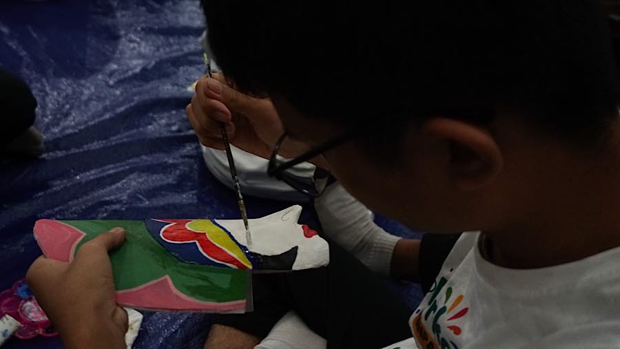 Siswa SLB mengikuti pelatihan seni kriya di Pusat Pelatihan Seni Budaya (PPSB) Tanah Abang, Jakarta, Jumat (4/9/2026). (Bloomberg Technoz/Andrean K)