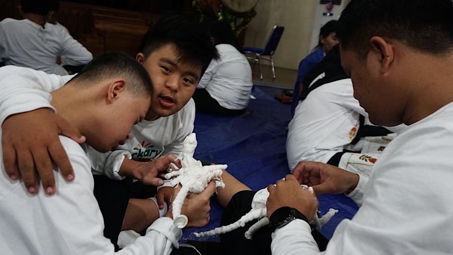 Siswa SLB mengikuti pelatihan seni kriya di Pusat Pelatihan Seni Budaya (PPSB) Tanah Abang, Jakarta, Jumat (4/9/2026). (Bloomberg Technoz/Andrean K)