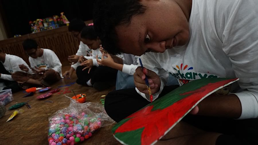 Siswa SLB mengikuti pelatihan seni kriya di Pusat Pelatihan Seni Budaya (PPSB) Tanah Abang, Jakarta, Jumat (4/9/2026). (Bloomberg Technoz/Andrean K)