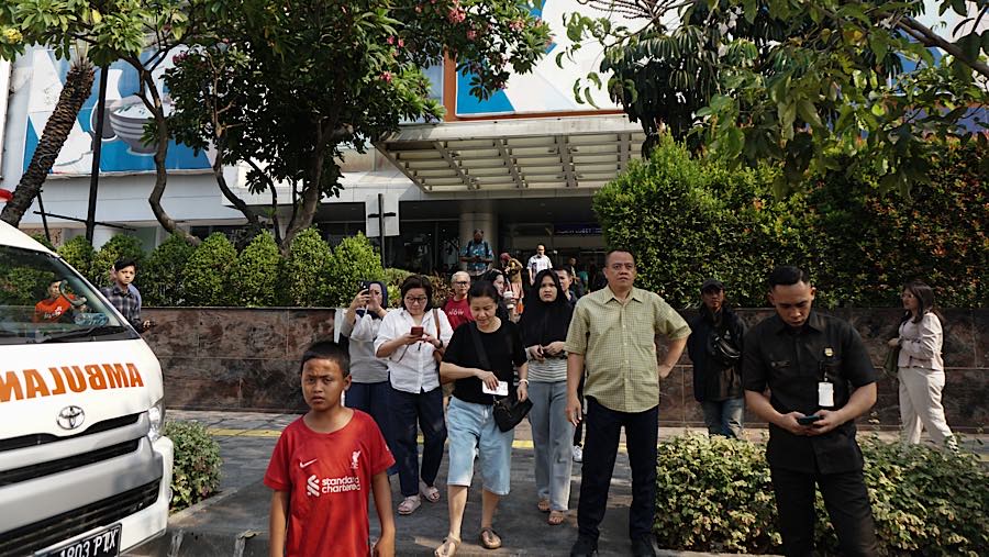 Warga melihat penanganan kebakaran di Apartemen Pavilion di Jalan KH Mas Mansyur, Jumat (4/9/2026). (Bloomberg Technoz/Andrean Kristianto)