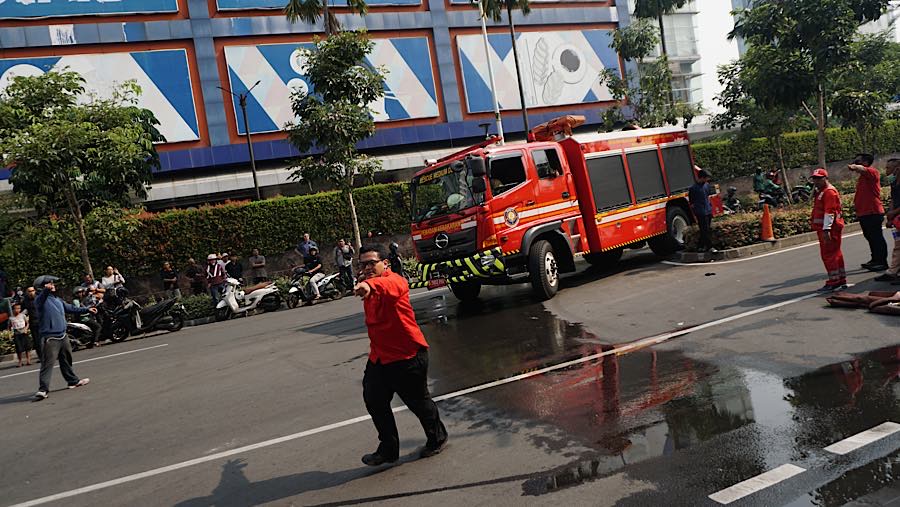 Mobil pemadam tiba di Apartemen Pavilion di Jalan KH Mas Mansyur, Jumat (4/9/2026). (Bloomberg Technoz/Andrean Kristianto)