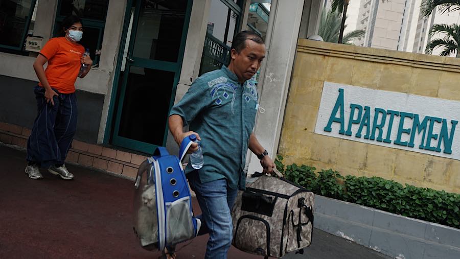Penghuni mengevakuasi diri usai terjadi kebakaran di Apartemen Pavilion di Jalan KH Mas Mansyur, Jumat (4/9/2026). (Bloomberg Technoz/Andrean K)
