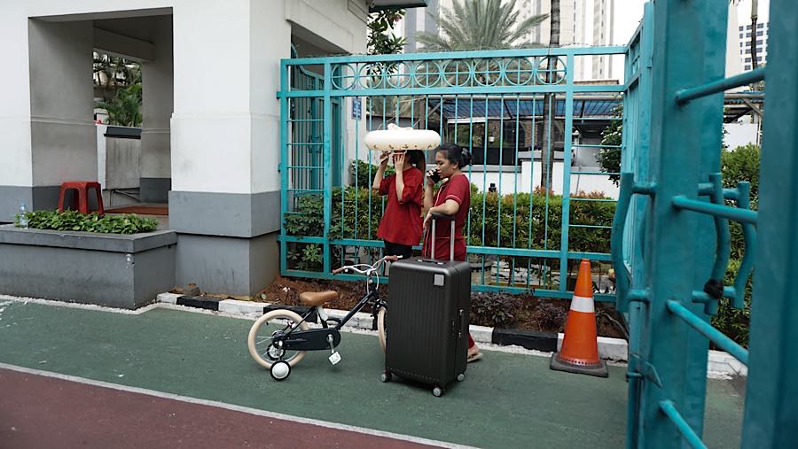 Penghuni mengevakuasi diri usai terjadi kebakaran di Apartemen Pavilion di Jalan KH Mas Mansyur, Jumat (4/9/2026). (Bloomberg Technoz/Andrean K)