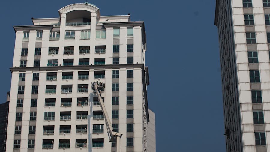 Pemadam bekerja usai menangani kebakaran di Apartemen Pavilion di Jalan KH Mas Mansyur, Jakarta, Jumat (4/9/2026). (Bloomberg Technoz/Andrean K)