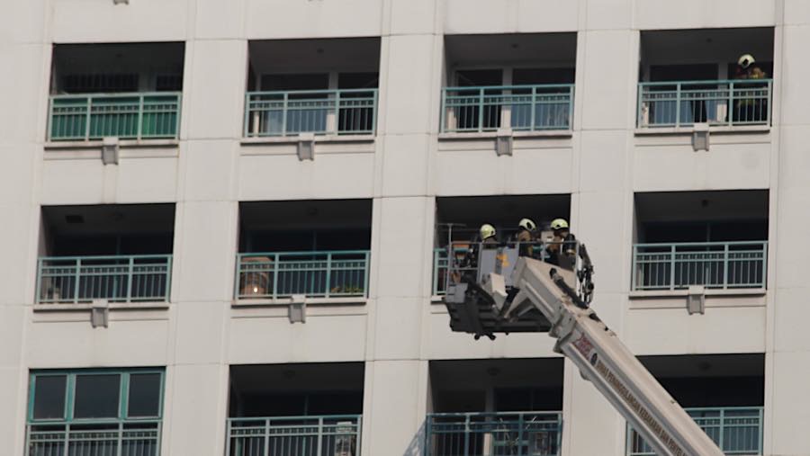 Pemadam mengevakuasi penghuni di Apartemen Pavilion di Jalan KH Mas Mansyur, Jakarta, Jumat (4/9/2026). (Bloomberg Technoz/Andrean Kristianto)