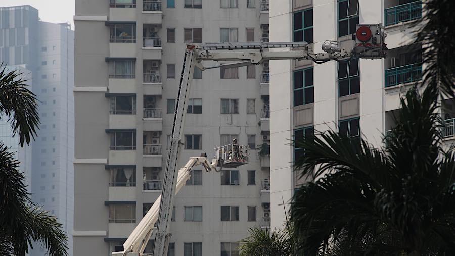 Pemadam mengevakuasi penghuni di Apartemen Pavilion di Jalan KH Mas Mansyur, Jakarta, Jumat (4/9/2026). (Bloomberg Technoz/Andrean Kristianto)