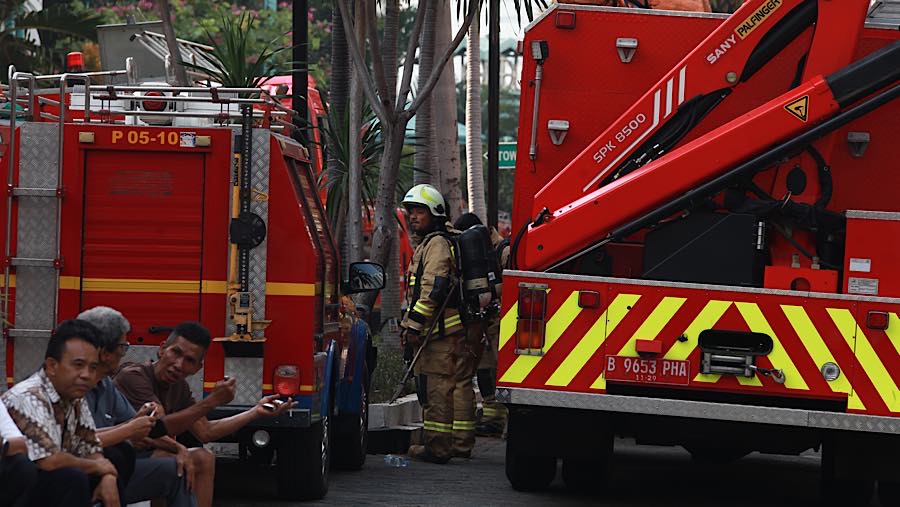 Pemadam bekerja usai menangani kebakaran di Apartemen Pavilion di Jalan KH Mas Mansyur, Jakarta, Jumat (4/9/2026). (Bloomberg Technoz/Andrean K)