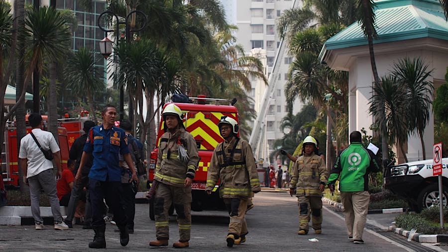Pemadam bekerja usai menangani kebakaran di Apartemen Pavilion di Jalan KH Mas Mansyur, Jakarta, Jumat (4/9/2026). (Bloomberg Technoz/Andrean K)