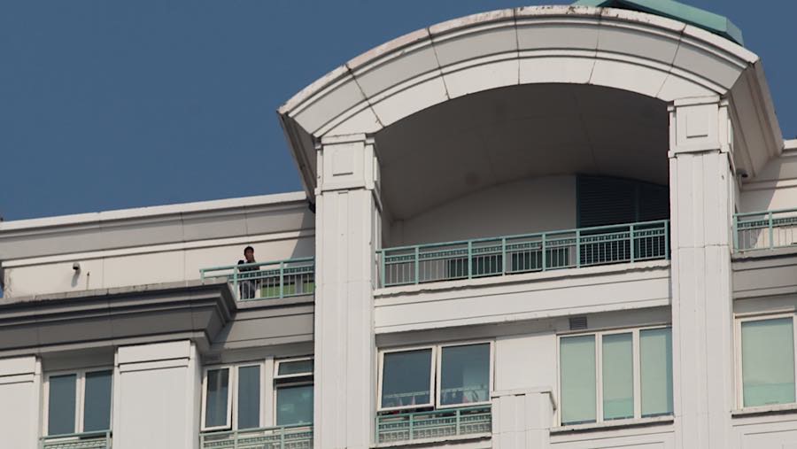 Penghuni menunggu dievakuasi saat terjadi kebakaran di Apartemen Pavilion di Jalan KH Mas Mansyur, Jumat (4/9/2026). (Bloomberg Technoz/Andrean K)