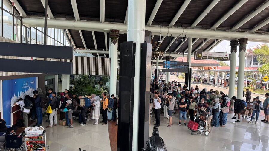 Antrean Refund dan Reschedule Mengular di Bandara Soetta, Miunggu (6/9/2026) (Bloomberg Technoz/Andrean Kristianto)