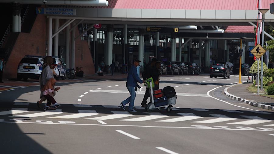 Suasana saat penutupan sementara Bandara Soekarno Hatta di Tangerang, Banten, Minggu (6/9/2026). (Bloomberg Technoz/Andrean Kristianto)
