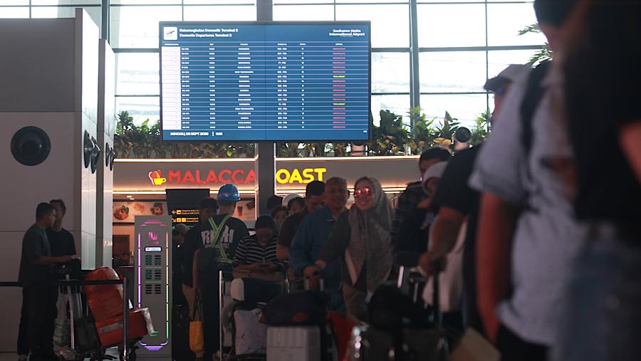 Suasana saat penutupan sementara Bandara Soekarno Hatta di Tangerang, Banten, Minggu (6/9/2026). (Bloomberg Technoz/Andrean Kristianto)