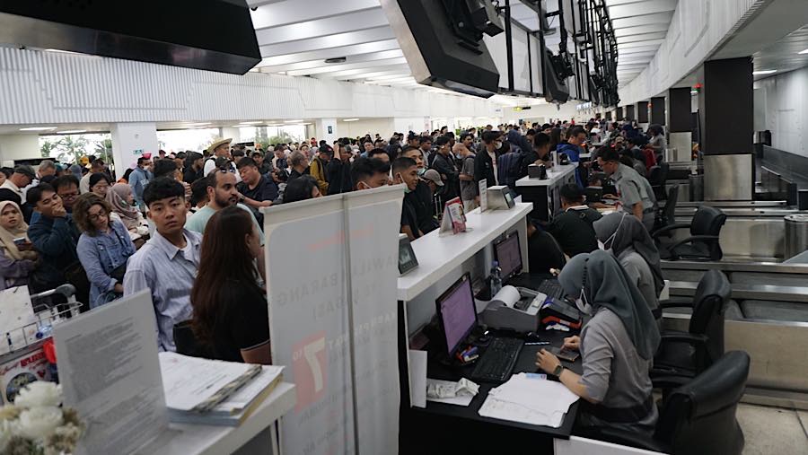 Suasana saat penutupan sementara Bandara Soekarno Hatta di Tangerang, Banten, Minggu (6/9/2026). (Bloomberg Technoz/Andrean Kristianto)