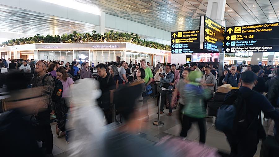 Suasana saat penutupan sementara Bandara Soekarno Hatta di Tangerang, Banten, Minggu (6/9/2026). (Bloomberg Technoz/Andrean Kristianto)