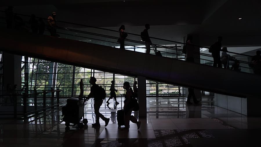 Suasana saat penutupan sementara Bandara Soekarno Hatta di Tangerang, Banten, Minggu (6/9/2026). (Bloomberg Technoz/Andrean Kristianto)