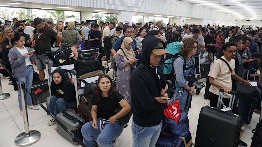 Suasana saat penutupan sementara Bandara Soekarno Hatta di Tangerang, Banten, Minggu (6/9/2026). (Bloomberg Technoz/Andrean Kristianto)