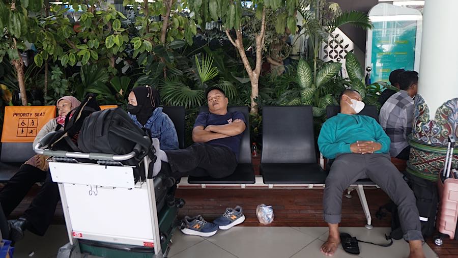 Suasana saat penutupan sementara Bandara Soekarno Hatta di Tangerang, Banten, Minggu (6/9/2026). (Bloomberg Technoz/Andrean Kristianto)