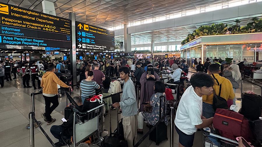 Suasana saat penutupan sementara Bandara Soekarno Hatta di Tangerang, Banten, Minggu (6/9/2026). (Bloomberg Technoz/Andrean Kristianto)