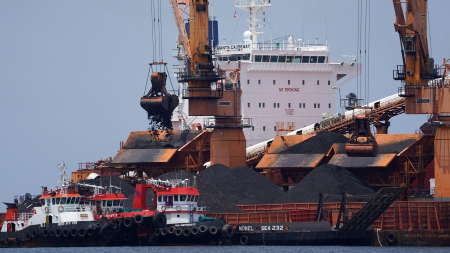 Batu bara dimuat ke kapal kargo di lepas pantai Muara Berau, Kalimantan Timur, Indonesia./Bloomberg-Dimas Ardian
