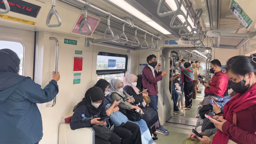Kondisi warga Jakarta yang tetap berangkat ke kantor di tengah dampak erupsi Gunung Anak Krakatau. (Foto: Bloomberg Technoz)