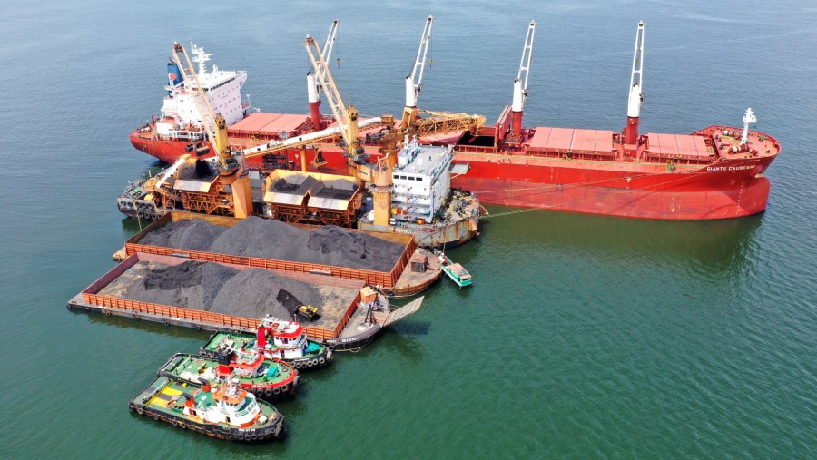 Batu bara dimuat ke kapal kargo di lepas pantai Muara Berau, Kalimantan Timur./Bloomberg-Dimas Ardian