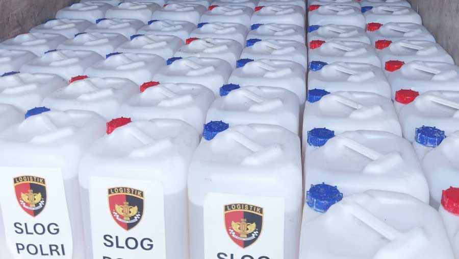 Polri mengirimkan sebanyak 4.000 liter formula pemadam X-Fire untuk pemadaman karhutla (Dok. Humas Polri)