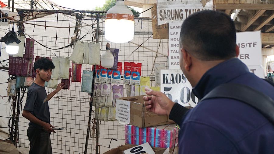 Warga memilih masker yang dijual di Jalan Andara Raya, Pondok Labu, Jakarta, Senin (7/9/2026). (Bloomberg Technoz/Andrean Kristianto)