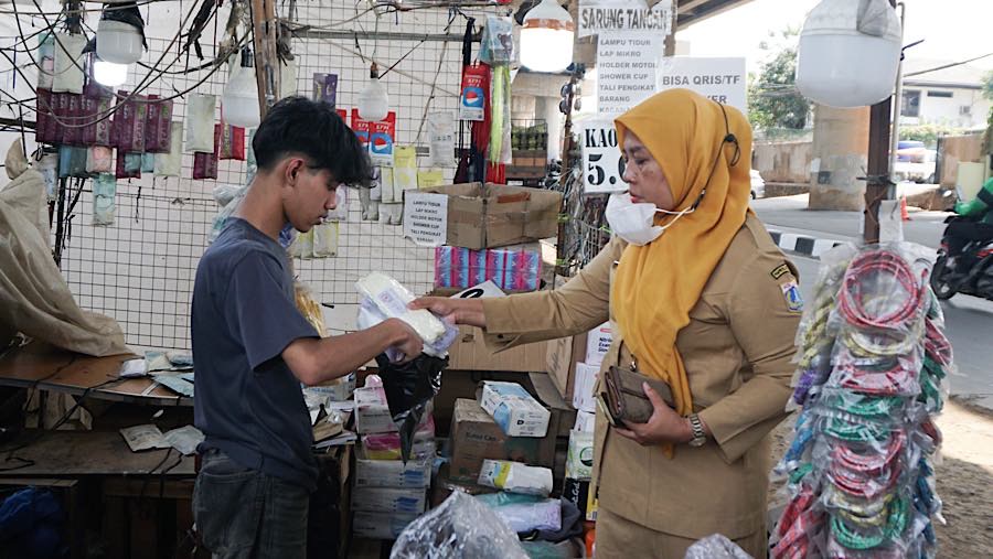 Warga memilih masker yang dijual di Jalan Andara Raya, Pondok Labu, Jakarta, Senin (7/9/2026). (Bloomberg Technoz/Andrean Kristianto)