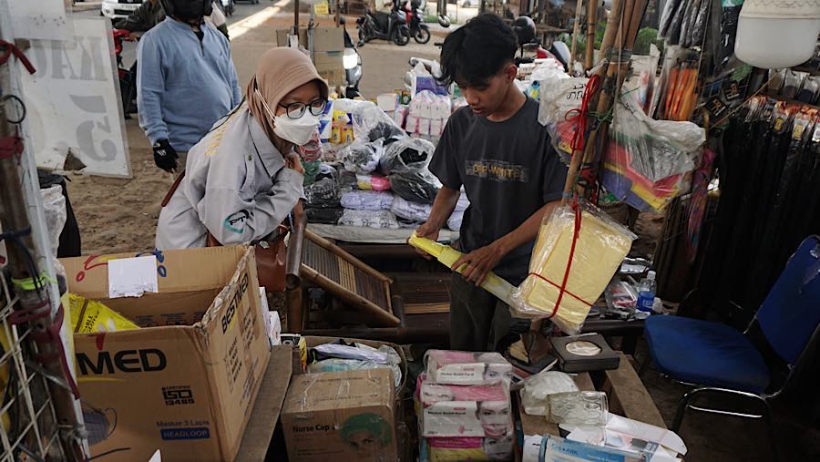 Warga memilih masker yang dijual di Jalan Andara Raya, Pondok Labu, Jakarta, Senin (7/9/2026). (Bloomberg Technoz/Andrean Kristianto)