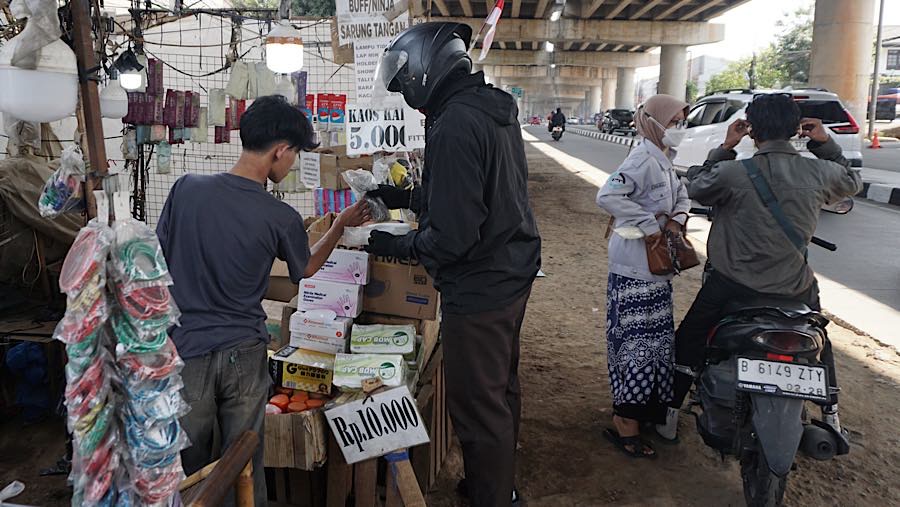 Warga memilih masker yang dijual di Jalan Andara Raya, Pondok Labu, Jakarta, Senin (7/9/2026). (Bloomberg Technoz/Andrean Kristianto)