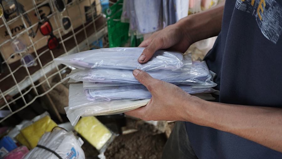 Warga memilih masker yang dijual di Jalan Andara Raya, Pondok Labu, Jakarta, Senin (7/9/2026). (Bloomberg Technoz/Andrean Kristianto)