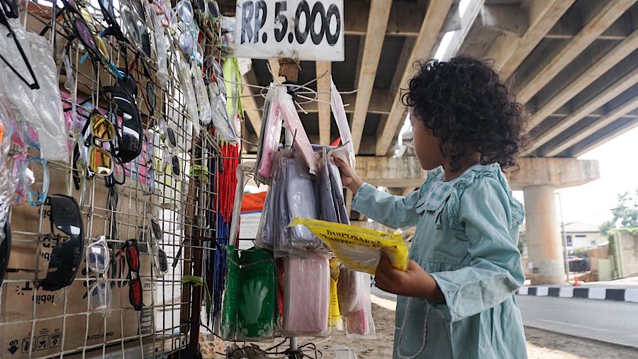 Warga memilih masker yang dijual di Jalan Andara Raya, Pondok Labu, Jakarta, Senin (7/9/2026). (Bloomberg Technoz/Andrean Kristianto)