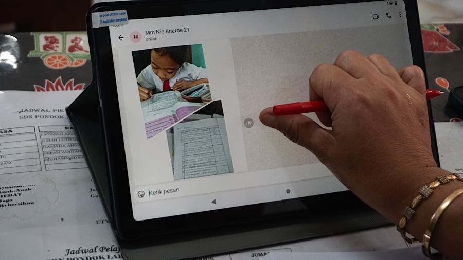 Guru memberikan pembelajaran secara daring kepada murid di SDN Pondok Labu 14, Jakarta, Senin (7/9/2026). (Bloomberg Technoz/Andrean Kristianto)