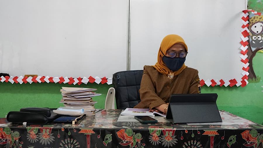 Guru memberikan pembelajaran secara daring kepada murid di SDN Pondok Labu 14, Jakarta, Senin (7/9/2026). (Bloomberg Technoz/Andrean Kristianto)