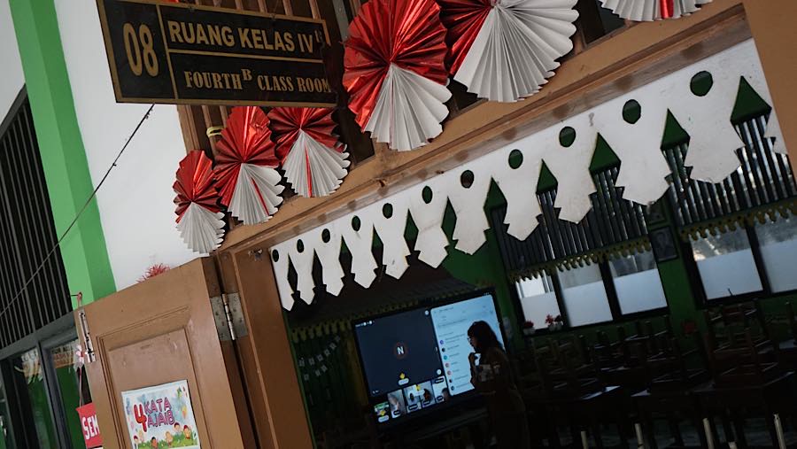 Guru memberikan pembelajaran secara daring kepada murid di SDN Pondok Labu 14, Jakarta, Senin (7/9/2026). (Bloomberg Technoz/Andrean Kristianto)