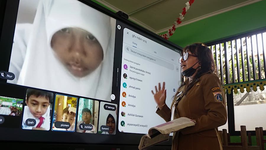 Guru memberikan pembelajaran secara daring kepada murid di SDN Pondok Labu 14, Jakarta, Senin (7/9/2026). (Bloomberg Technoz/Andrean Kristianto)