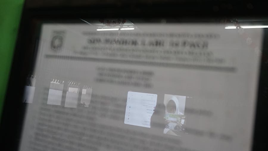 Guru memberikan pembelajaran secara daring kepada murid di SDN Pondok Labu 14, Jakarta, Senin (7/9/2026). (Bloomberg Technoz/Andrean Kristianto)