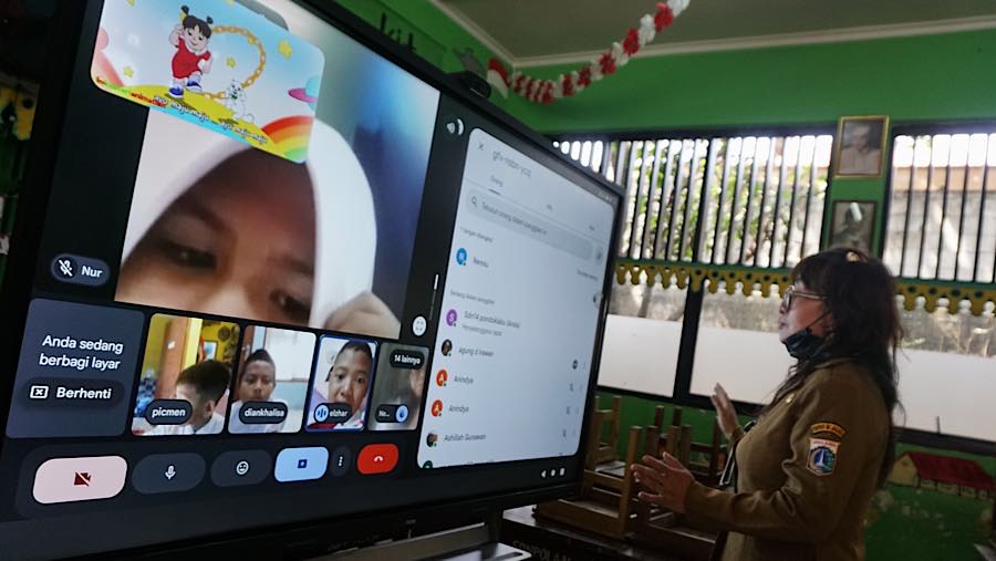 Guru memberikan pembelajaran secara daring kepada murid di SDN Pondok Labu 14, Jakarta, Senin (7/9/2026). (Bloomberg Technoz/Andrean Kristianto)
