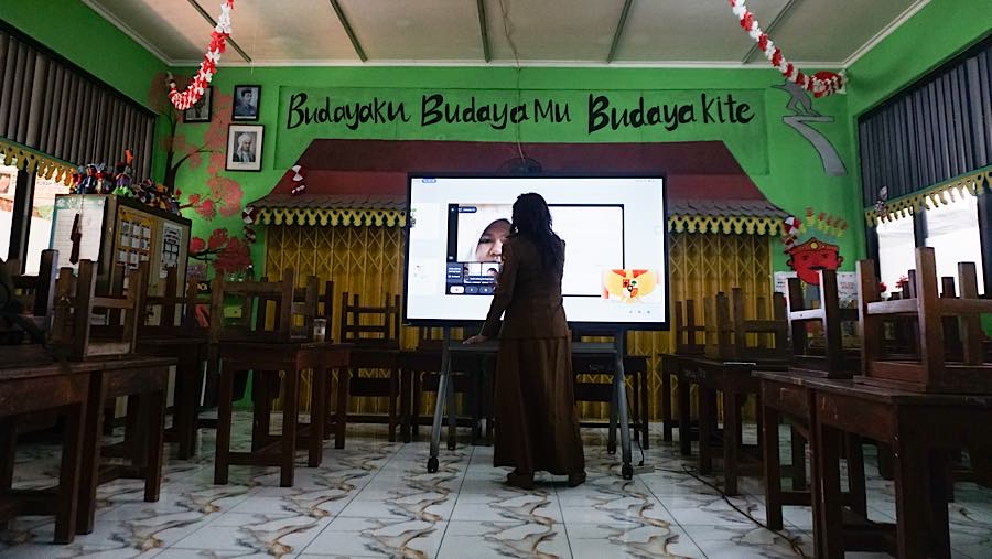 Guru memberikan pembelajaran secara daring kepada murid di SDN Pondok Labu 14, Jakarta, Senin (7/9/2026). (Bloomberg Technoz/Andrean Kristianto)