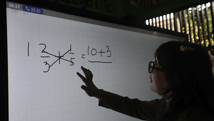 Guru memberikan pembelajaran secara daring kepada murid di SDN Pondok Labu 14, Jakarta, Senin (7/9/2026). (Bloomberg Technoz/Andrean Kristianto)