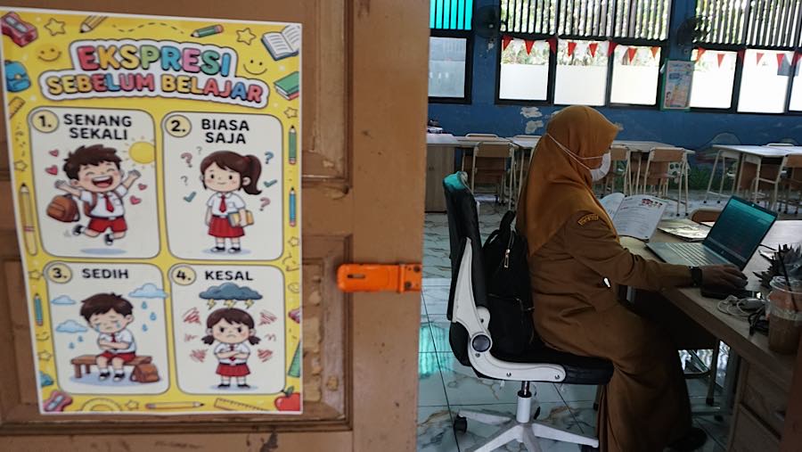 Guru memberikan pembelajaran secara daring kepada murid di SDN Pondok Labu 14, Jakarta, Senin (7/9/2026). (Bloomberg Technoz/Andrean Kristianto)