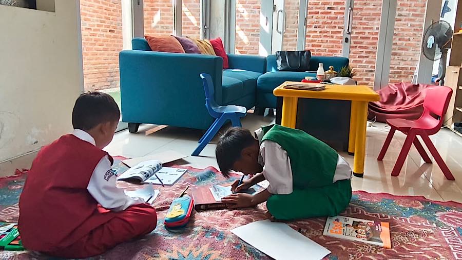 Siswa mengerjakan tugas saat pembelajaran jarak jauh (PJJ) di Jakarta, Senin (7/9/2026). (Bloomberg Technoz/Ruisa Khoiriyah)