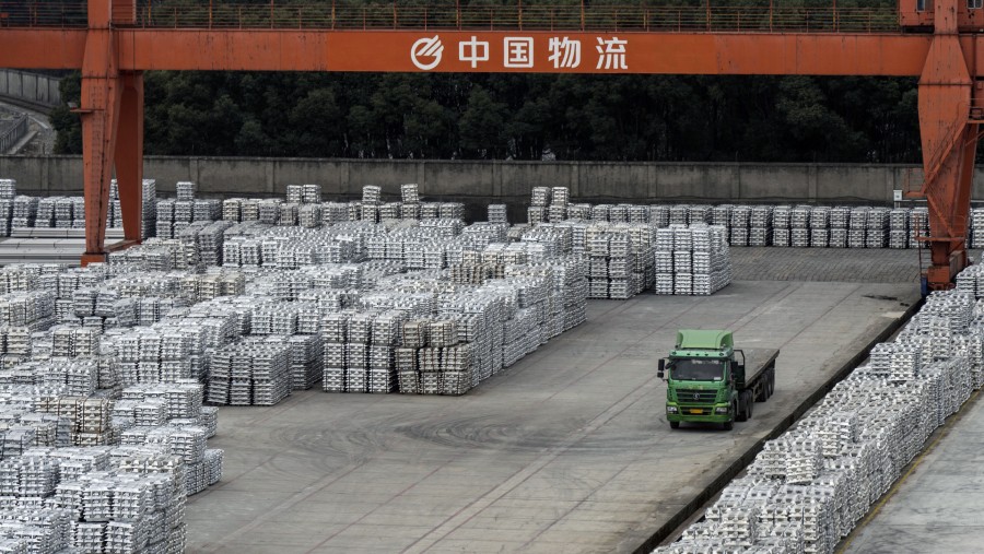 Tumpukan ingot aluminium di sebuah tempat penyimpanan di Wuxi, Provinsi Jiangsu, China./Bloomberg